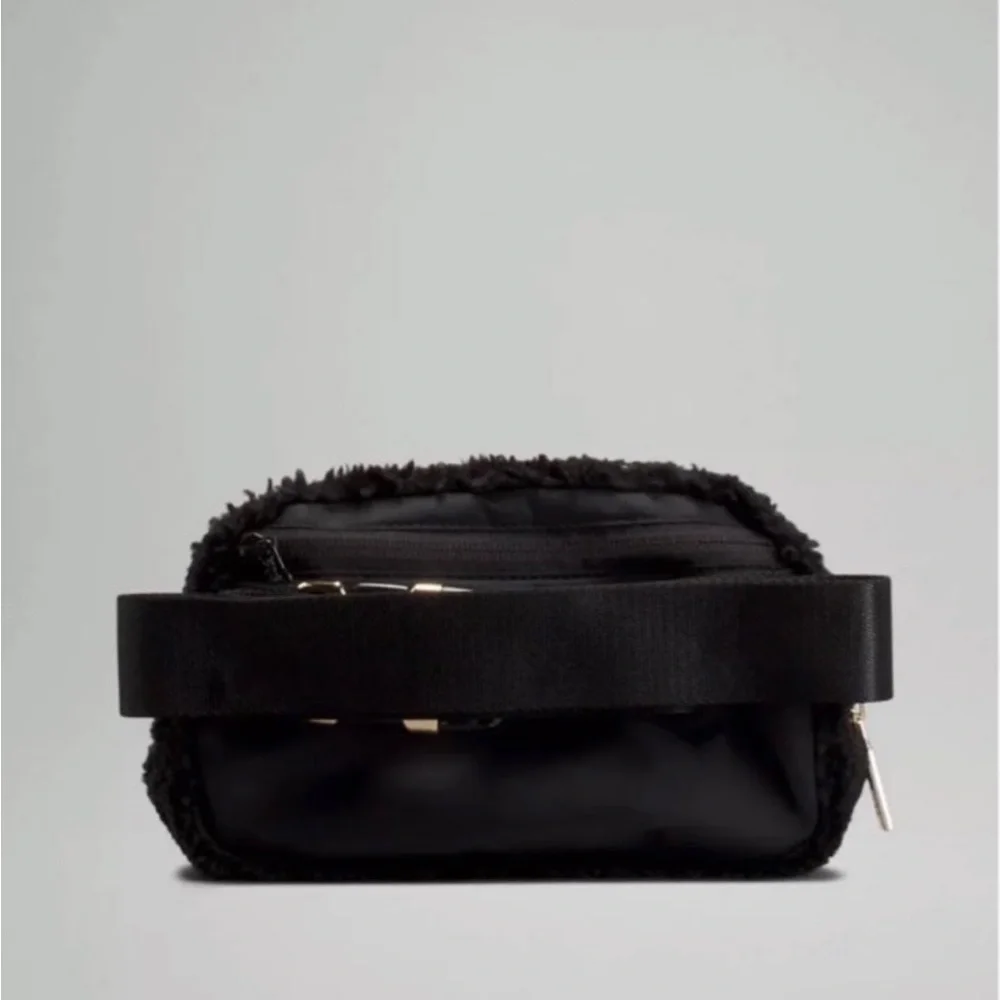Lululemon Everywhere Belt Bag - Picture 3 of 8